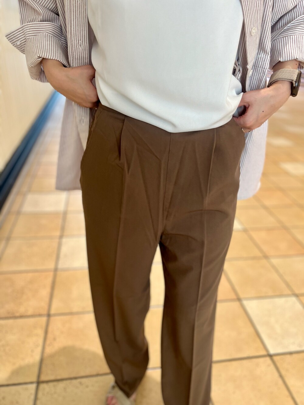 ブラウン系のチュニック、ホワイト系のシャツ/ブラウス、ブラウン系のその他パンツを着用したレディースの夏コーディネートの5枚目の写真