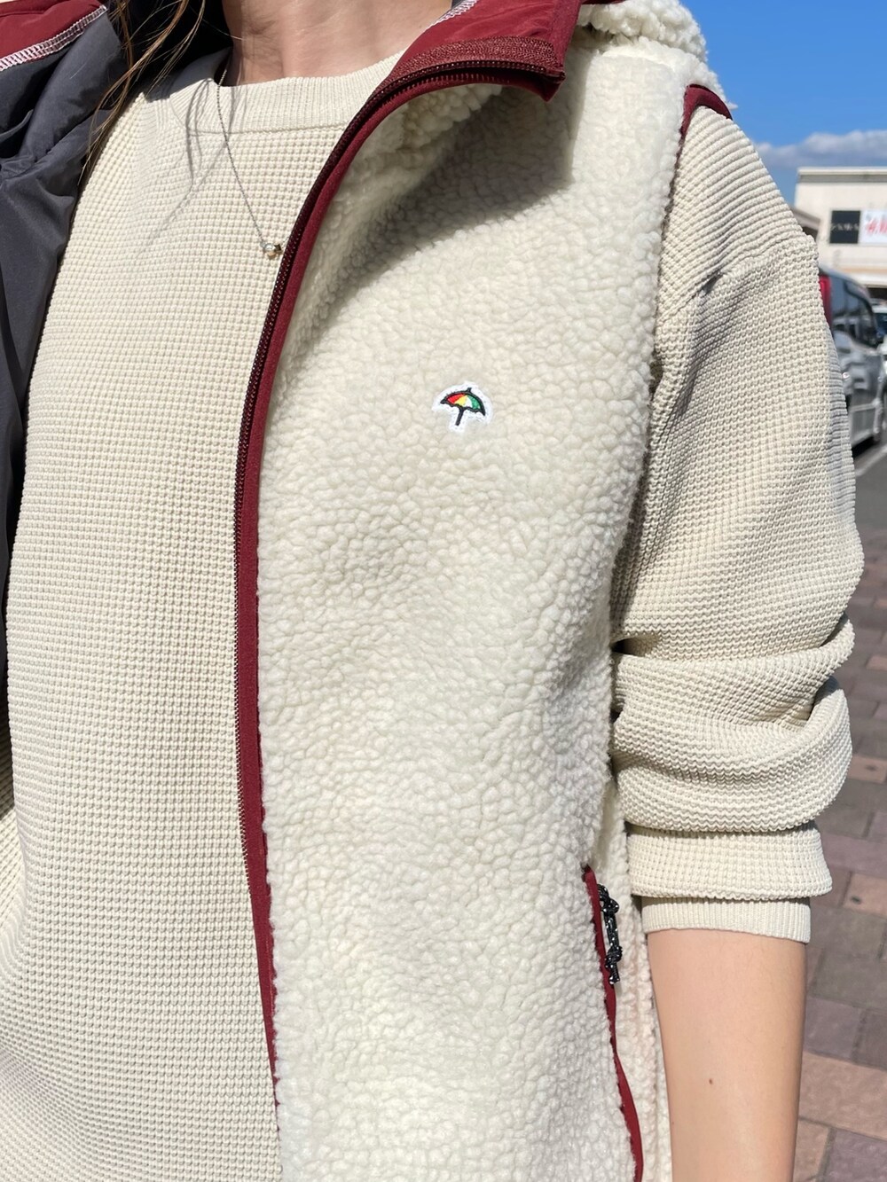 ブラック系のトートバッグ、ブラック系のその他パンツ、ホワイト系のニット/セーターを着用したレディースの秋コーディネートの7枚目の写真