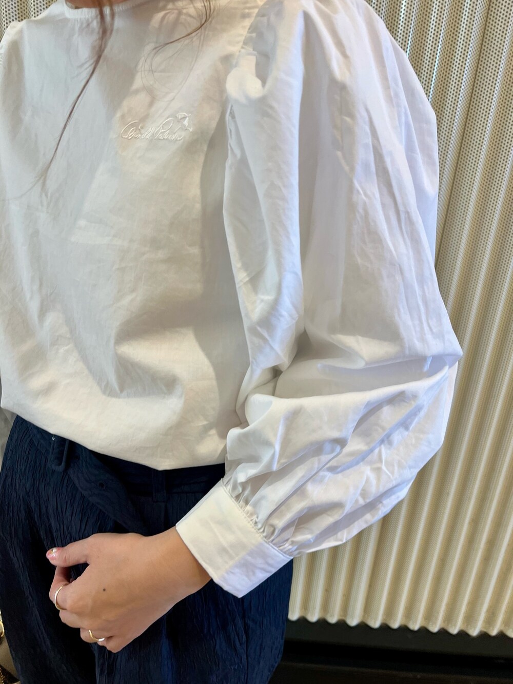 ホワイト系のシャツ/ブラウス、ブルー系のステンカラーコート、ブルー系のその他パンツを着用したレディースの冬コーディネートの8枚目の写真