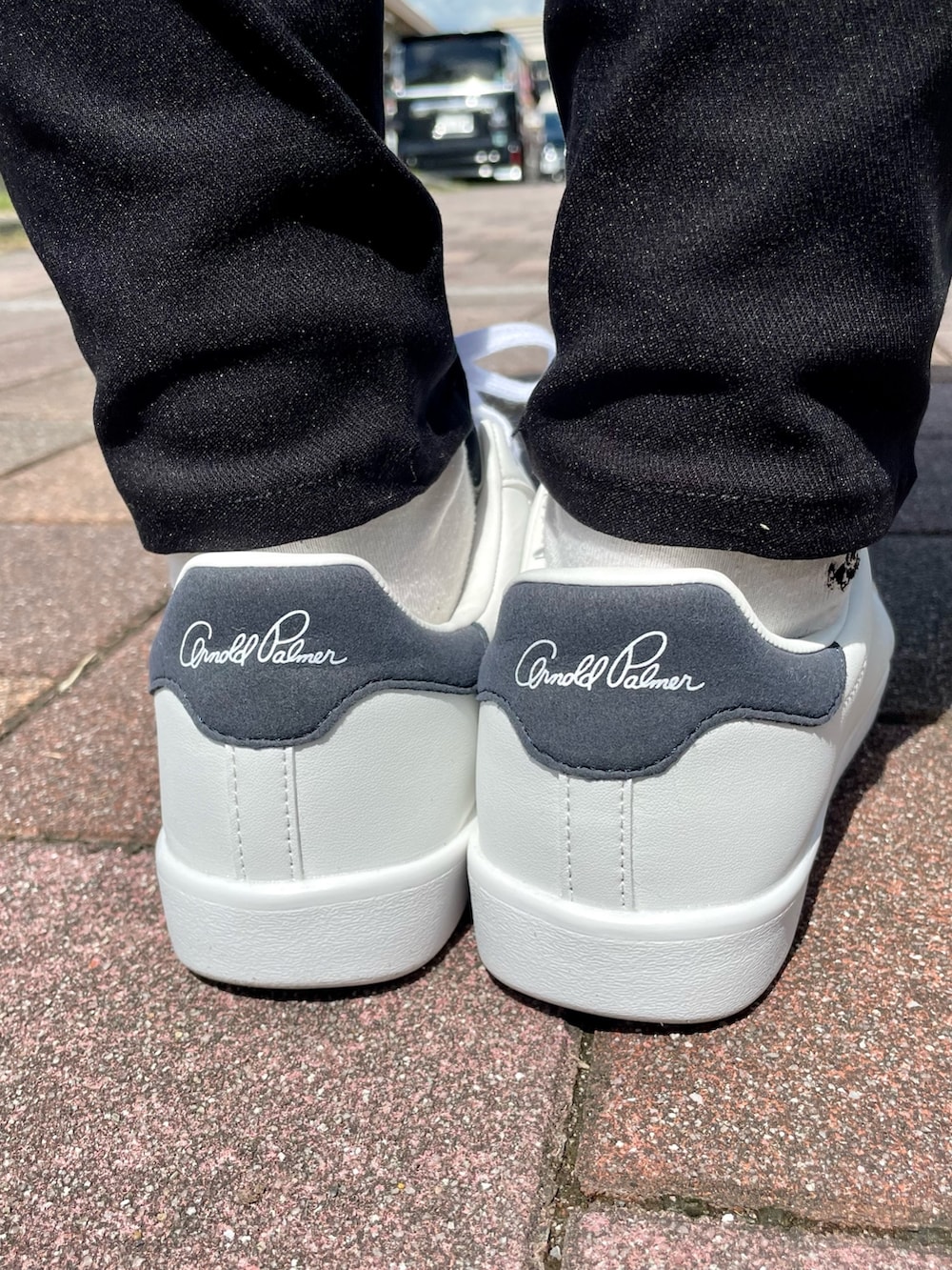 ブラック系のその他パンツ、ブルー系のスニーカー、ブルー系のトートバッグを着用したレディースの秋コーディネートの6枚目の写真