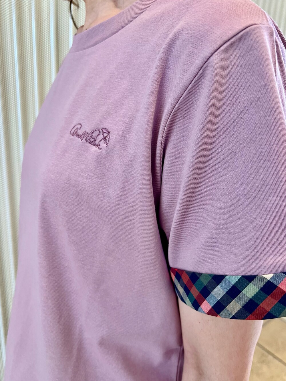 パープル系のTシャツ/カットソー、ブルー系のスカート、ベージュ系のショルダーバッグを着用したレディースの夏コーディネートの6枚目の写真