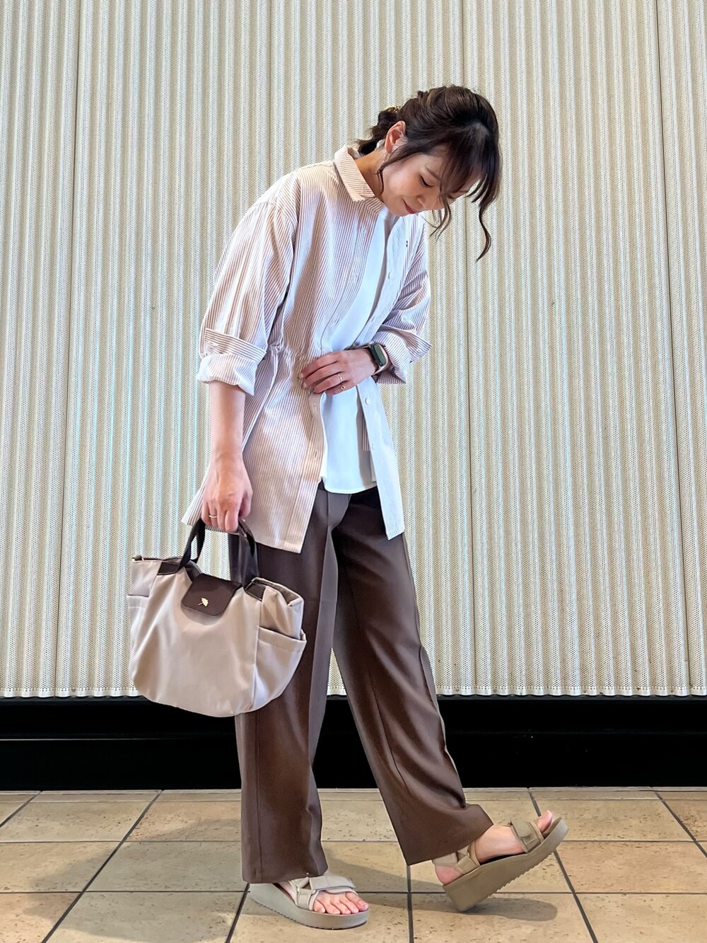 ブラウン系のチュニック、ホワイト系のシャツ/ブラウス、ブラウン系のその他パンツを着用したレディースの夏コーディネートの6枚目の写真