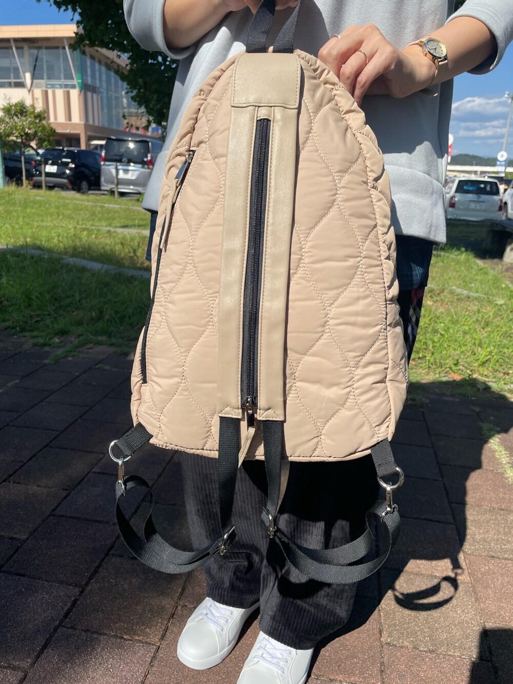 ホワイト系のスニーカー、グレー系のチュニック、ブラック系のその他パンツを着用したレディースの秋コーディネートの7枚目の写真