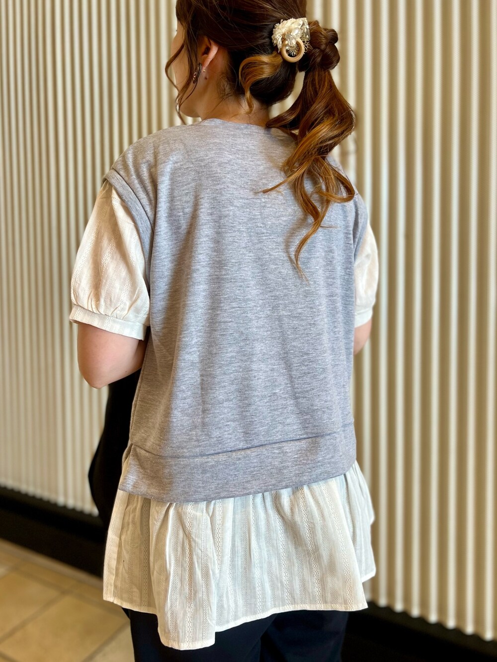 グレー系のTシャツ/カットソー、ブラック系のバックパック/リュック、ブラック系のその他パンツを着用したレディースの夏コーディネートの5枚目の写真