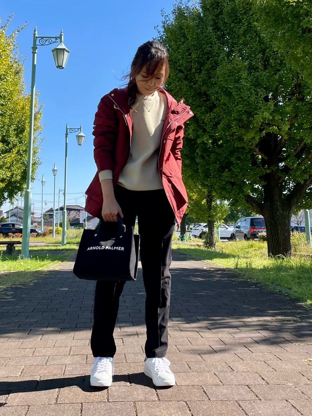 ブラック系のトートバッグ、ブラック系のその他パンツ、ホワイト系のニット/セーターを着用したレディースの秋コーディネートの2枚目の写真