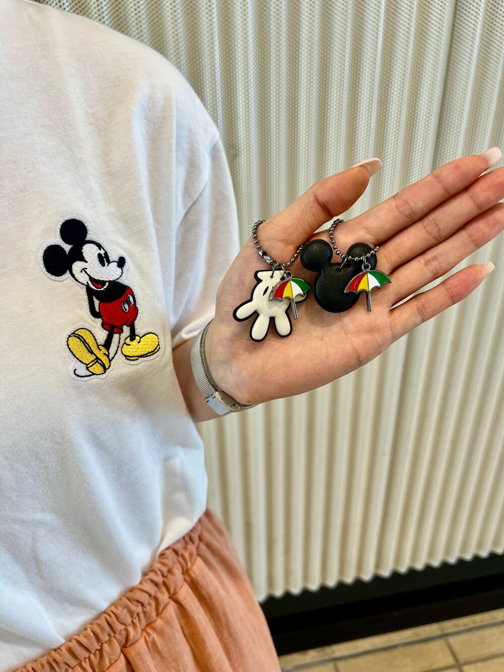 オレンジ系のスカート、ベージュ系のサンダル、ホワイト系のTシャツ/カットソーを着用したレディースの夏コーディネートの8枚目の写真