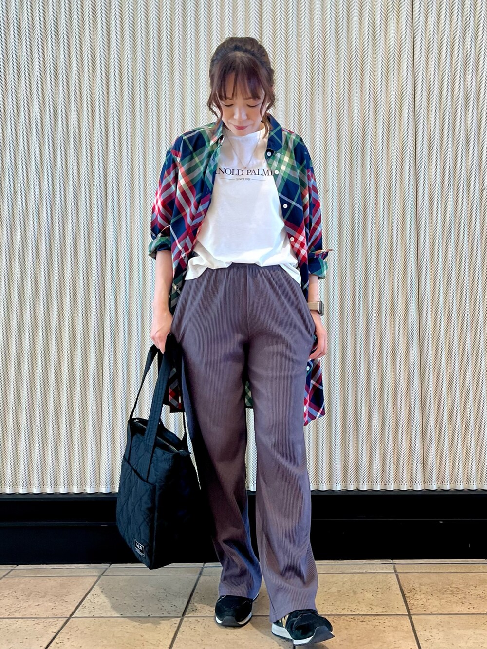 ホワイト系のTシャツ/カットソー、グレー系のその他パンツ、ブラック系のトートバッグを着用したレディースの夏コーディネートの6枚目の写真