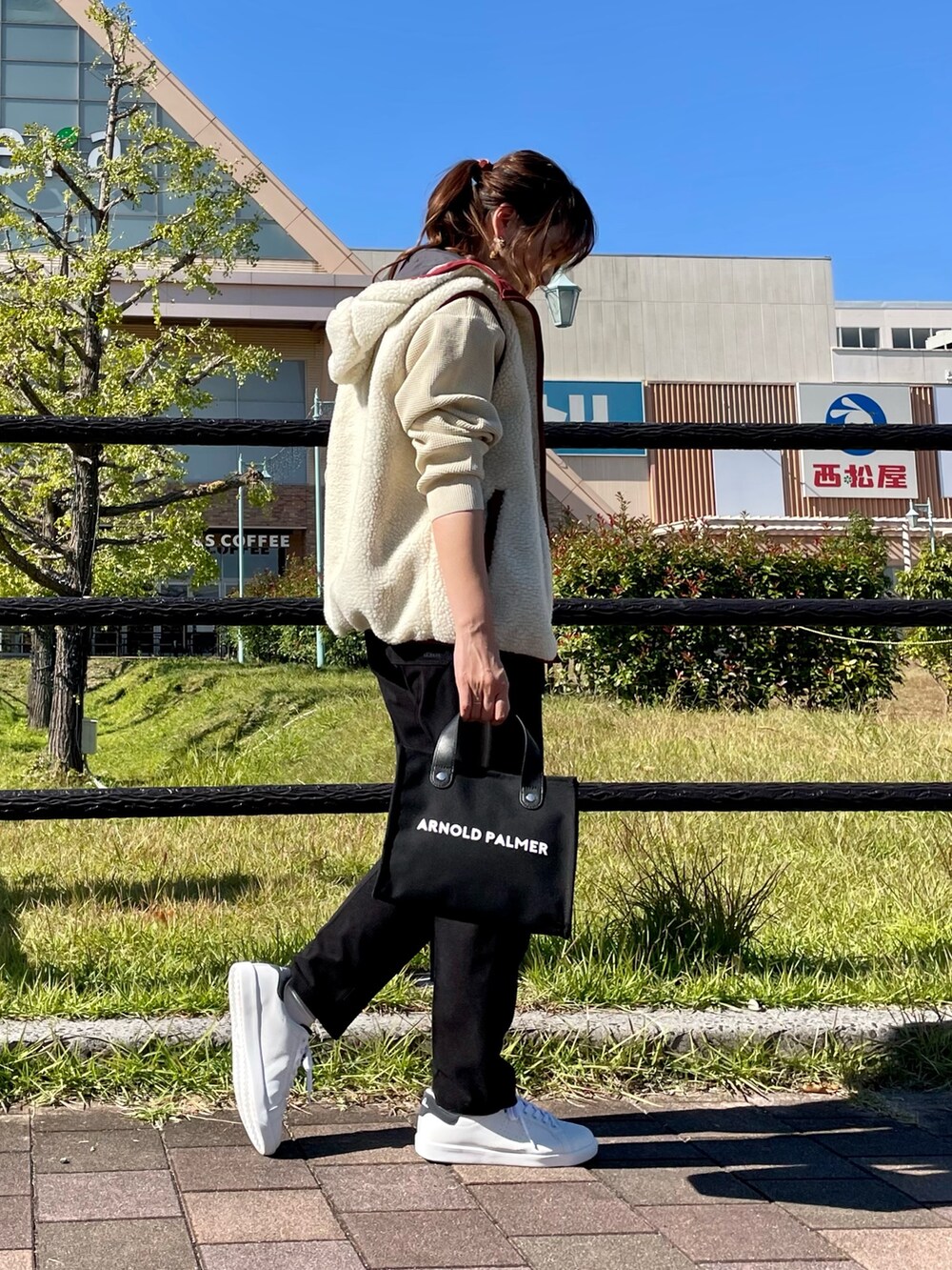 ブラック系のトートバッグ、ブラック系のその他パンツ、ホワイト系のニット/セーターを着用したレディースの秋コーディネートの6枚目の写真