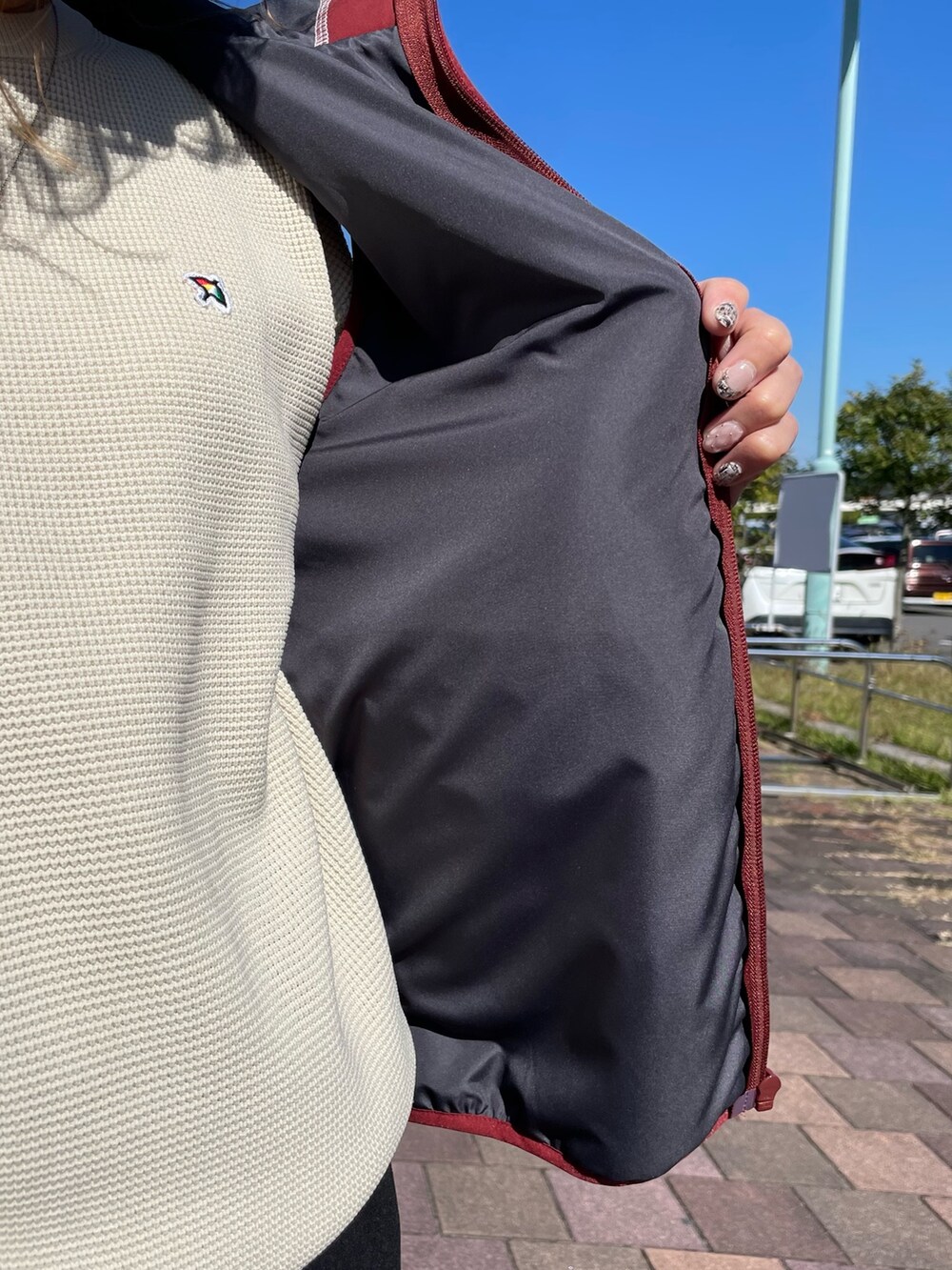 ブラック系のトートバッグ、ブラック系のその他パンツ、ホワイト系のニット/セーターを着用したレディースの秋コーディネートの8枚目の写真