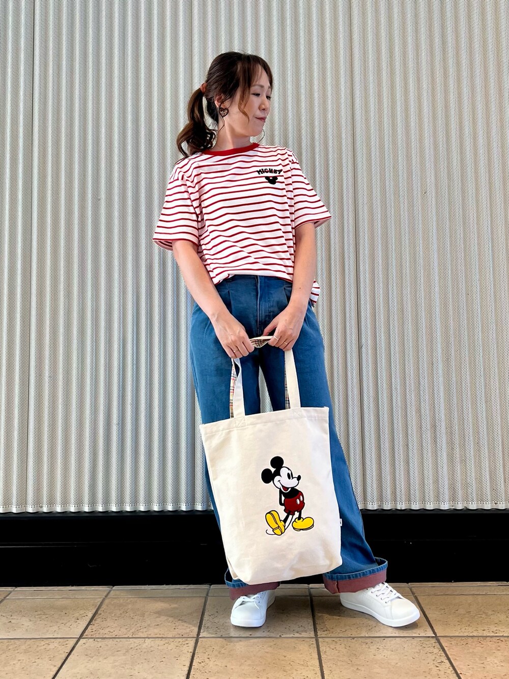 レッド系のTシャツ/カットソー、ホワイト系のトートバッグ、レッド系のスニーカーを着用したレディースの夏コーディネートの4枚目の写真