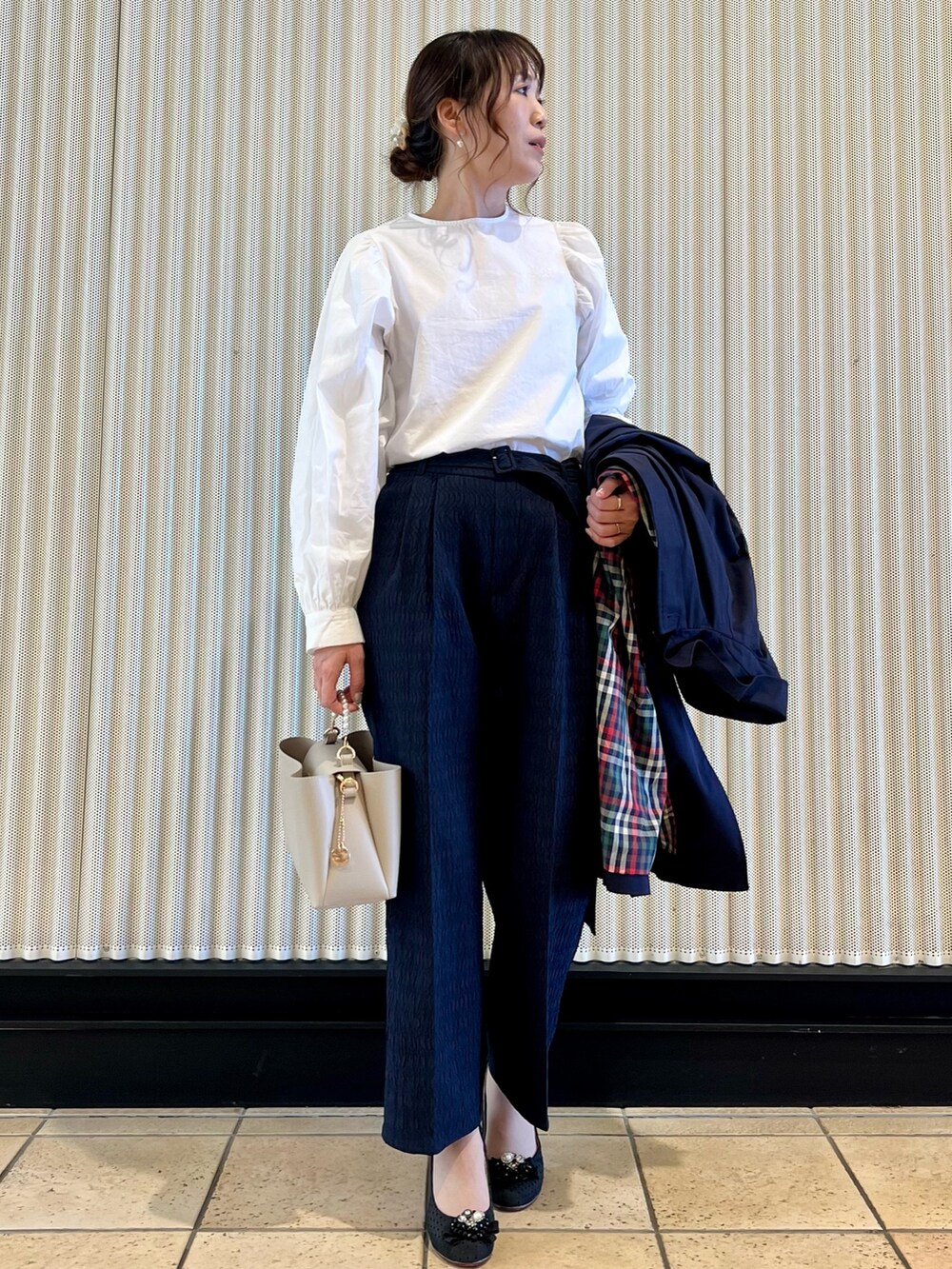 ホワイト系のシャツ/ブラウス、ブルー系のステンカラーコート、ブルー系のその他パンツを着用したレディースの冬コーディネートの2枚目の写真