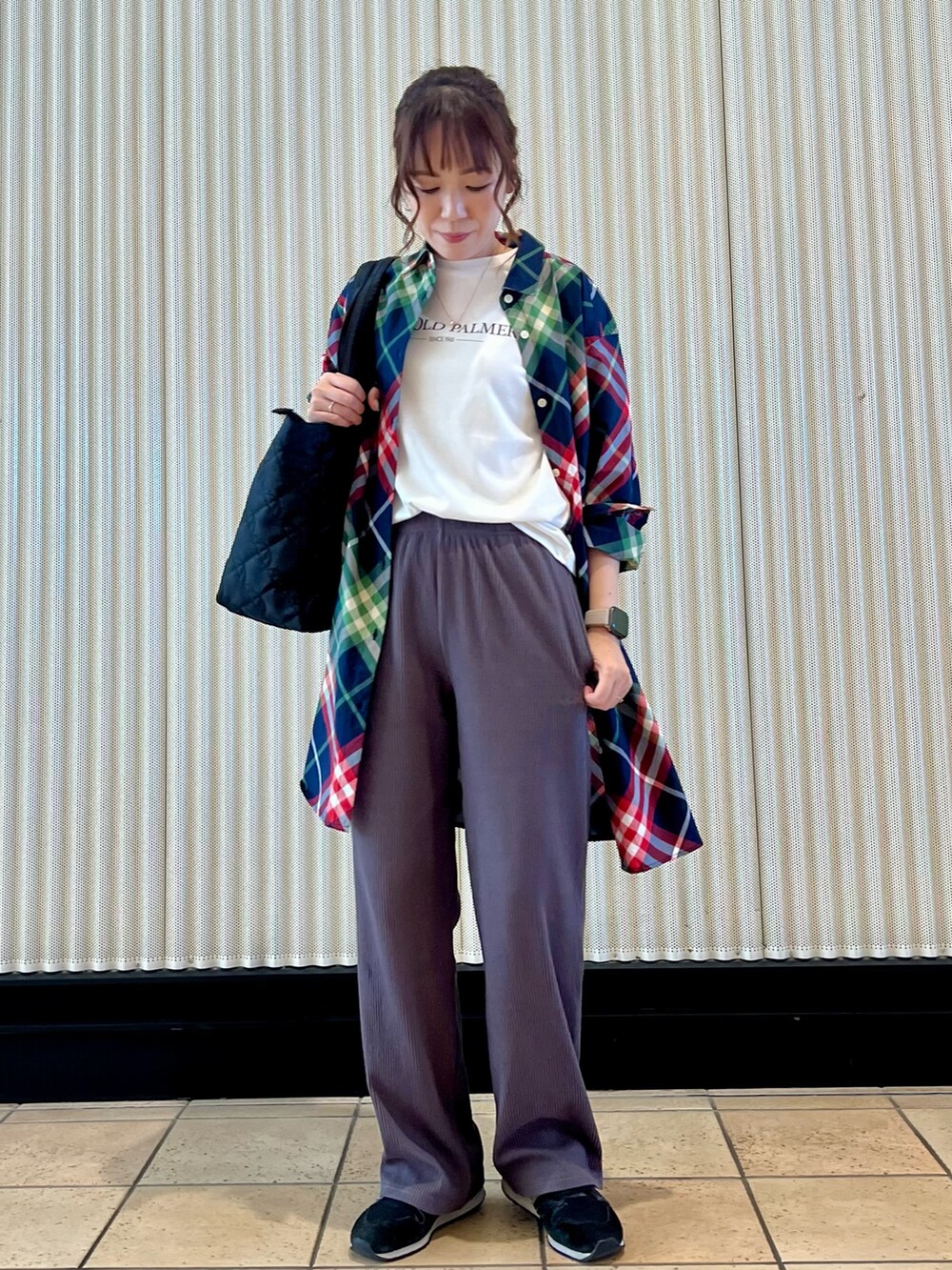 ホワイト系のTシャツ/カットソー、グレー系のその他パンツ、ブラック系のトートバッグを着用したレディースの夏コーディネートの5枚目の写真