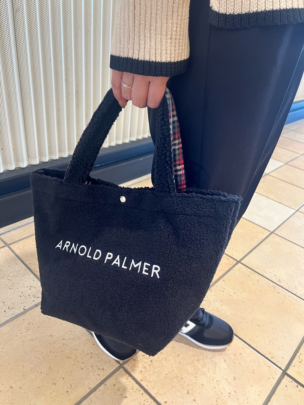 グレー系のノーカラーコート、ホワイト系のニット/セーター、ブラック系のその他パンツを着用したレディースの秋コーディネートの5枚目の写真