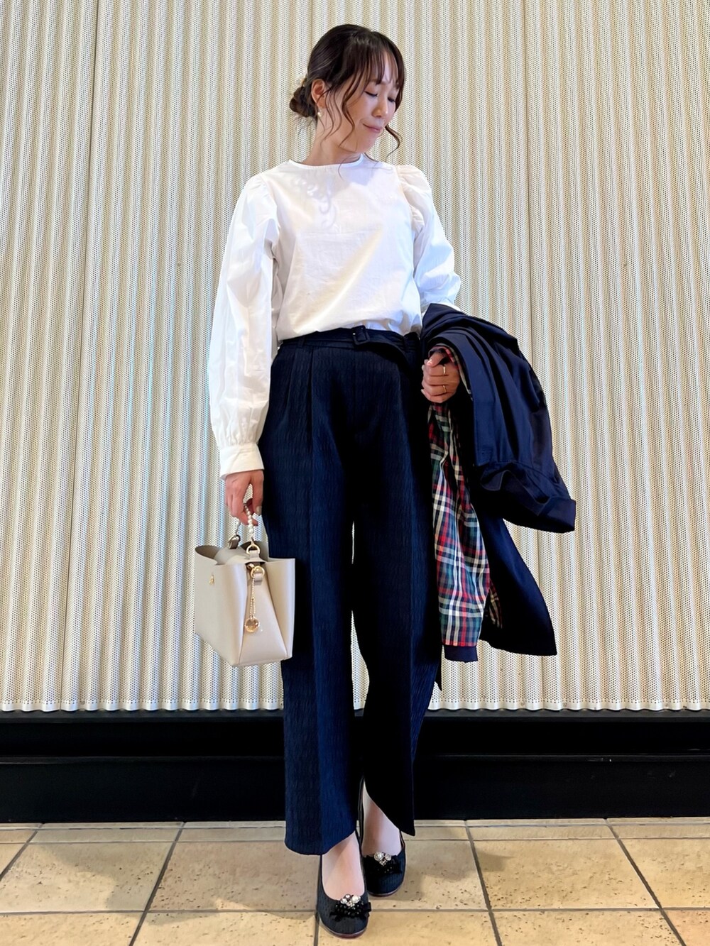 ホワイト系のシャツ/ブラウス、ブルー系のステンカラーコート、ブルー系のその他パンツを着用したレディースの冬コーディネートの3枚目の写真