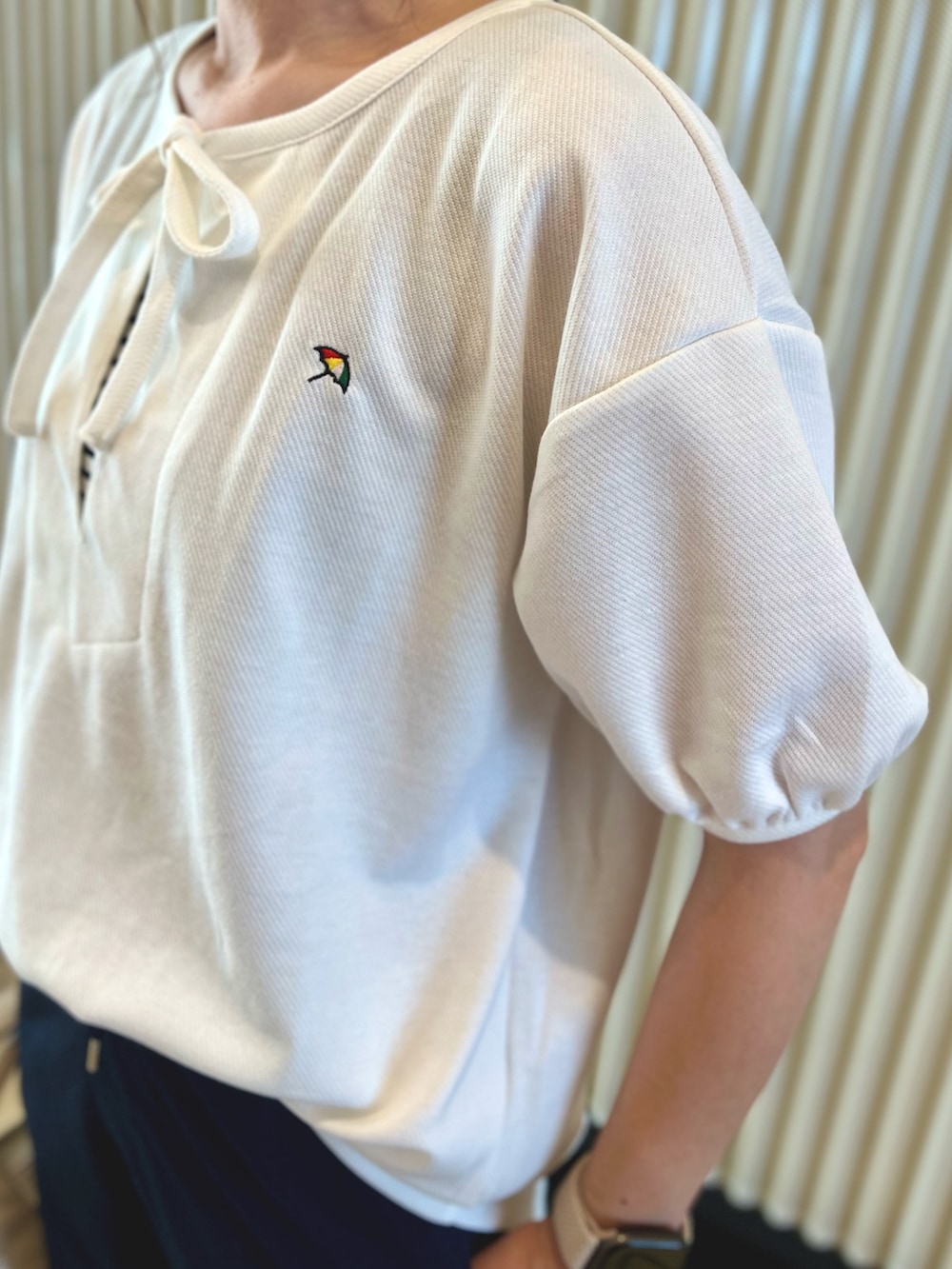 ホワイト系のTシャツ/カットソー、ブルー系のその他パンツ、グレー系のトートバッグを着用したレディースの夏コーディネートの6枚目の写真