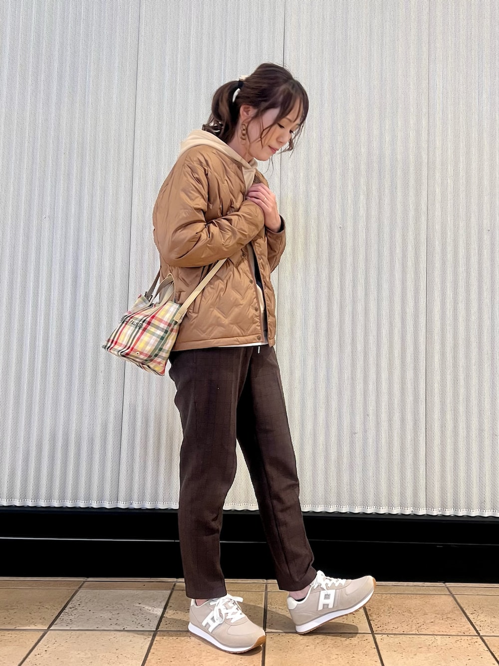 ベージュ系のダウンジャケット/コート、ベージュ系のアンサンブル、ブラウン系のその他パンツを着用したレディースの秋コーディネートの2枚目の写真