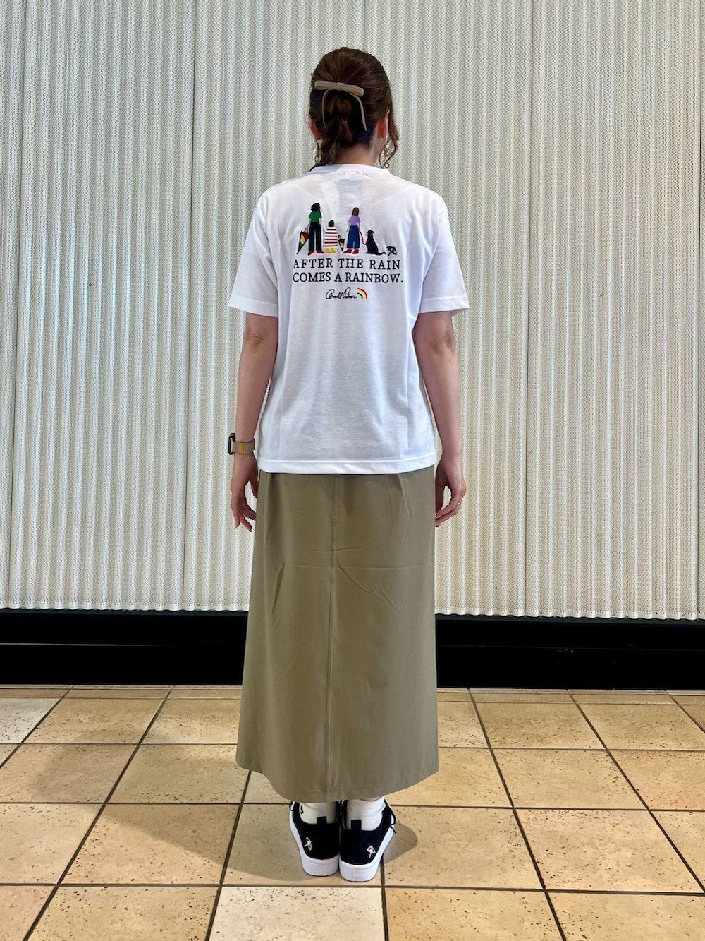 ベージュ系のパーカー、ホワイト系のTシャツ/カットソー、グリーン系のスカートを着用したレディースの夏コーディネートの5枚目の写真