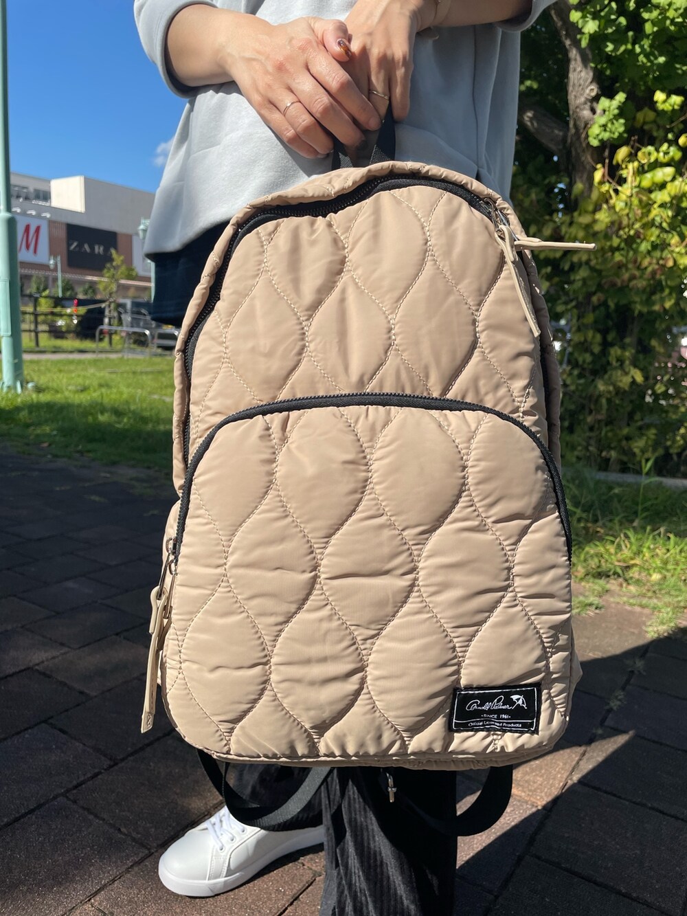 ホワイト系のスニーカー、グレー系のチュニック、ブラック系のその他パンツを着用したレディースの秋コーディネートの8枚目の写真