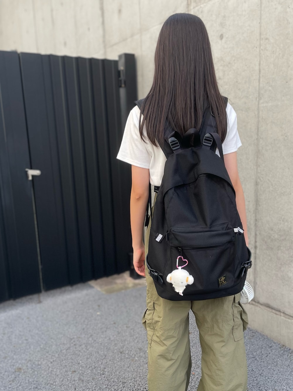 「ダンス、ダンスコーデ、カジュアルコーデ、初夏コーデ、リラックススタイル、パンツスタイル、今日のコーデ、カーゴパンツ、WEGO、WEGOコーデ、NIKE、サンダル、サンダルコーデ、JK、お洒落さんとつながりたい」｜「NIKEのアイテム（サンダル、ブラック系）」を使った、koharunomuraさん（レディース・160cm）の夏コーディネートの2枚目の写真