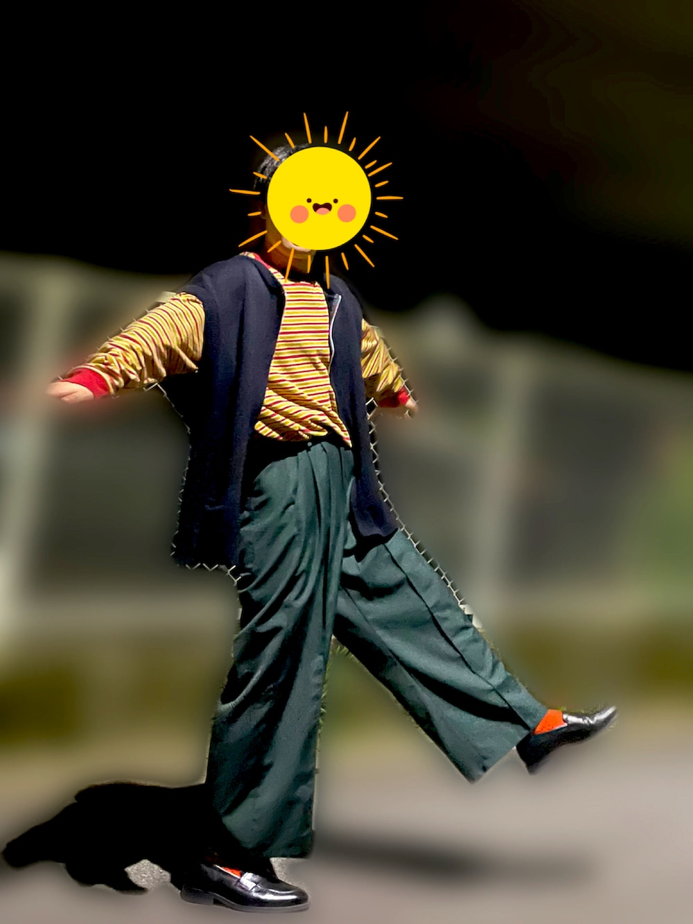 ベージュ系のTシャツ/カットソー、グリーン系のその他パンツ、ブラック系のローファーを着用したメンズの夏コーディネートの2枚目の写真