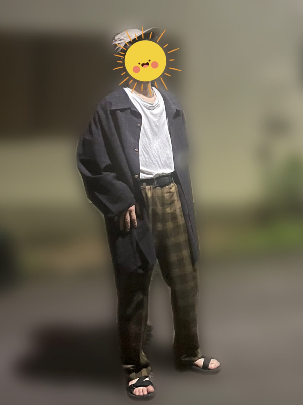 その他のシャツ/ブラウス、ブラウン系のスラックス、ブラック系のサンダルを着用したメンズの夏コーディネートの2枚目の写真