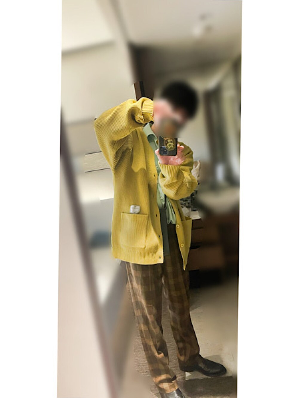 イエロー系のカーディガン/ボレロ、その他のスラックス、ブラック系のローファーを着用したメンズの春コーディネートの2枚目の写真