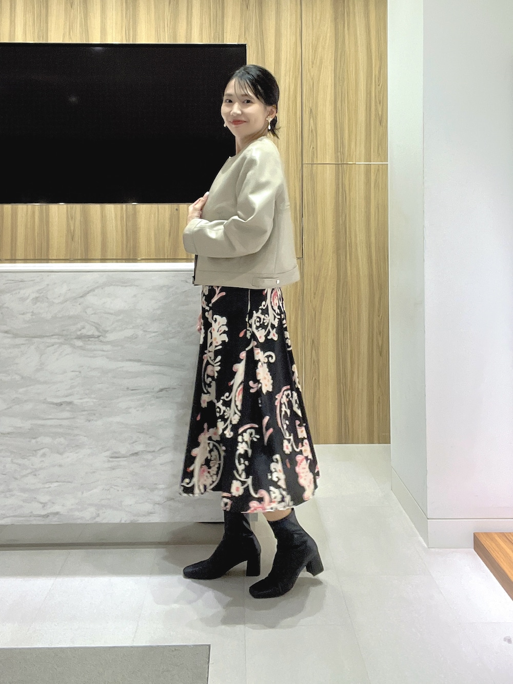 「アナイ(ANAYI)、デートコーデ、30代コーデ、ワンピース、秋冬コーデ、高身長コーデ、お出かけコーデ、骨格ウェーブ、フェミニン、柄ワンピース、レザー、上品」｜「ANAYIのアラベスクプリントワンピース（ワンピース、ブラック系）」を使った、yasuda.eさん（レディース・162cm）の秋コーディネートの4枚目の写真