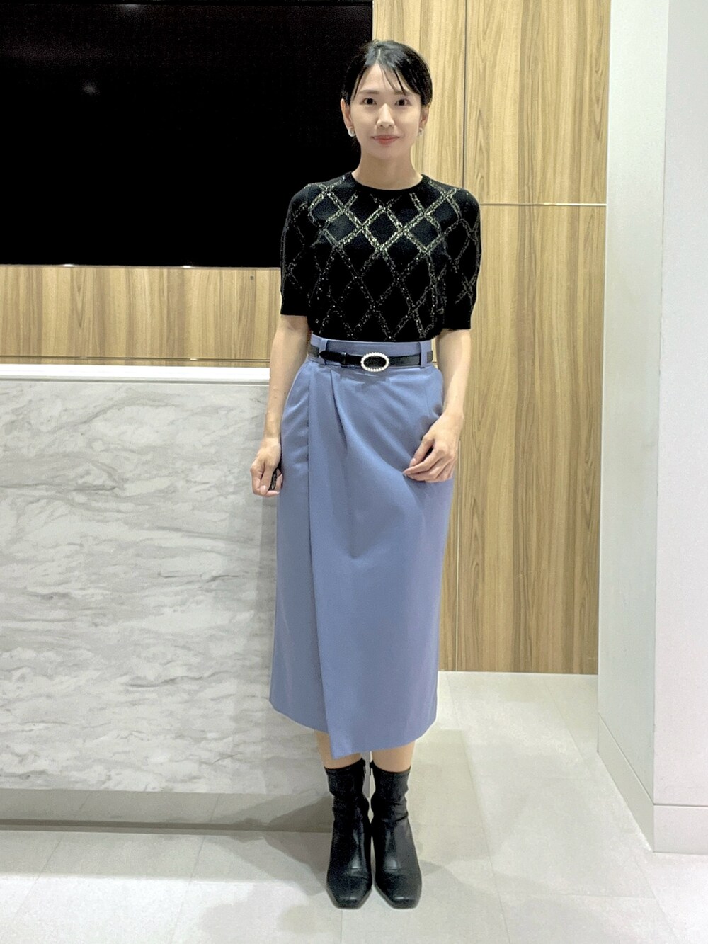 「カーディガン、タイトスカート、ブラック、ウール、裏起毛、アンサンブル、アーガイル柄、30代コーデ、アナイ(ANAYI)、骨格ウェーブ」｜「ANAYIのラメアーガイルプルオーバー（ニット/セーター、ブラック系）」を使った、yasuda.eさん（レディース・162cm）の冬コーディネートの4枚目の写真