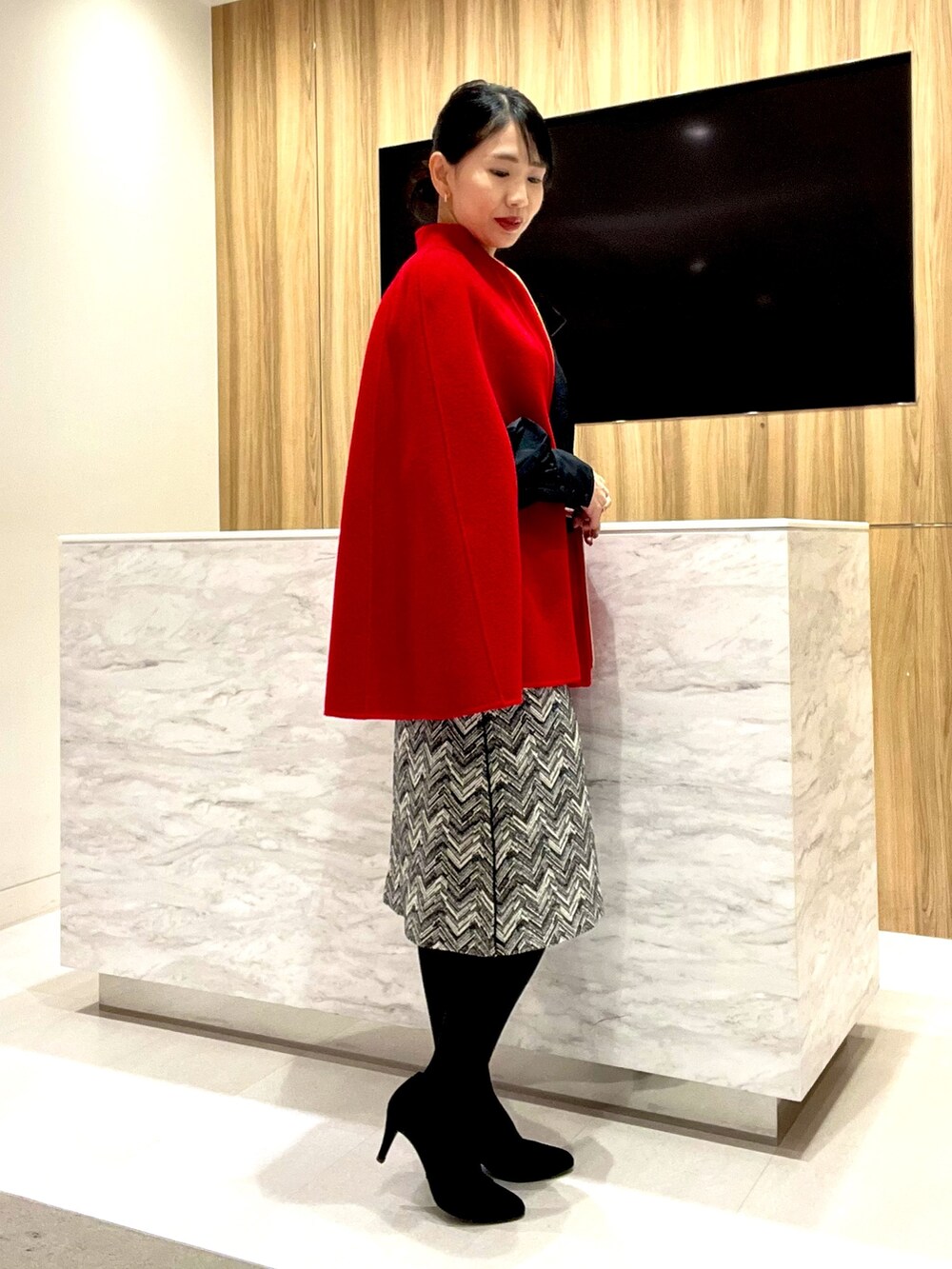 「ブラック、京都、ポンチョ、お出かけコーデ、大人コーデ、ケープコート、アナイ(ANAYI)、骨格ウェーブ」｜「ANAYIのシャルムビーバーミドルケープコート（ポンチョ、レッド系）」を使った、yasuda.eさん（レディース・162cm）の秋コーディネートの2枚目の写真