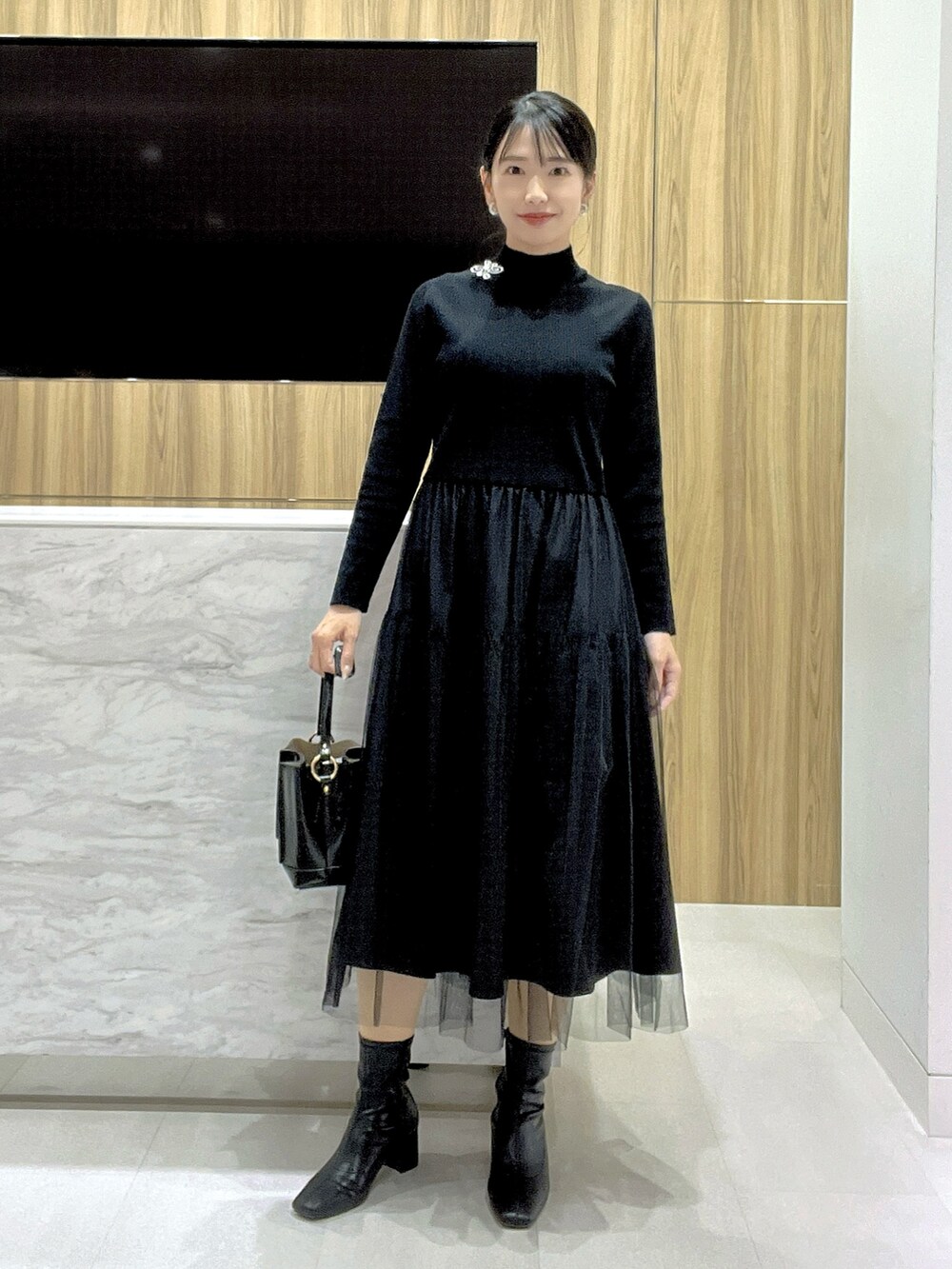 「お出かけコーデ、コート、チュールワンピ、ニットワンピース、お出かけスタイル、アナイ(ANAYI)、30代コーデ、骨格ウェーブ、デートコーデ、高身長コーデ、秋冬」｜「ANAYIのチュールドッキング ワンピース（ワンピース、ブラック系）」を使った、yasuda.eさん（レディース・162cm）の秋コーディネートの4枚目の写真