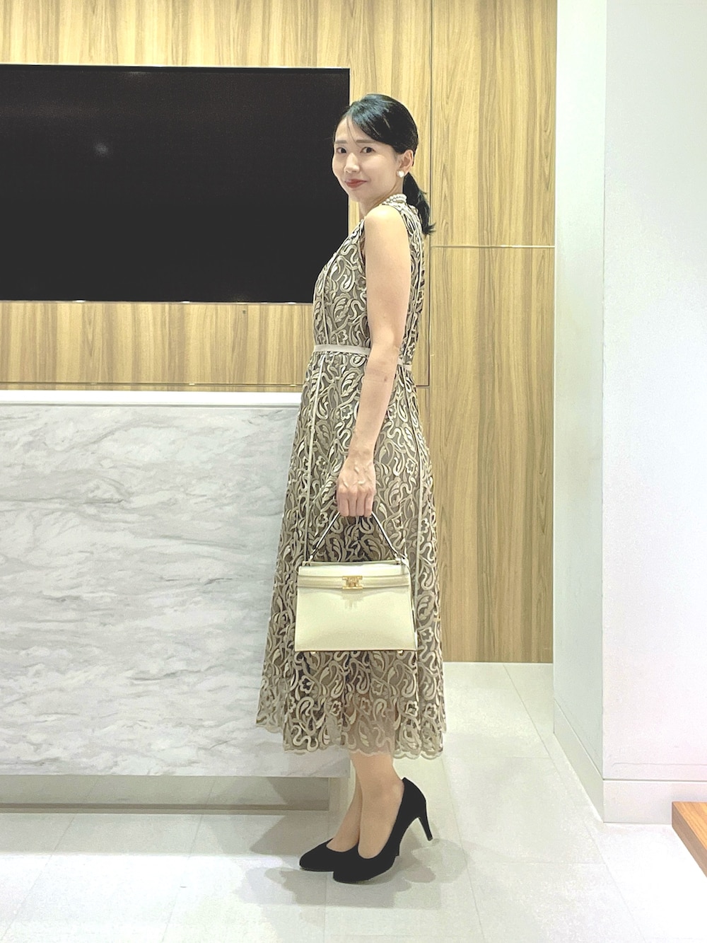 「きれいめコーデ、ワンピース、高身長女子、アナイ(ANAYI)、上品ワンピース、上品、お出かけコーデ、お食事会、30代コーデ、ホテルランチ」｜「ANAYIのリーフエンブロイダリーフレア ワンピース（ワンピース、ベージュ系）」を使った、yasuda.eさん（レディース・162cm）の冬コーディネートの4枚目の写真