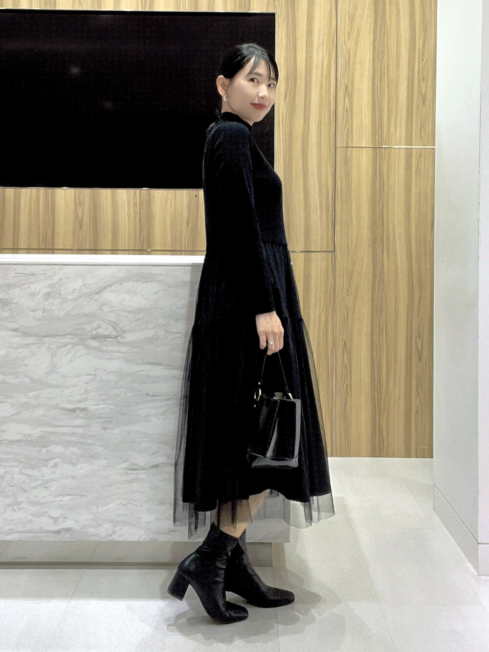 「お出かけコーデ、コート、チュールワンピ、ニットワンピース、お出かけスタイル、アナイ(ANAYI)、30代コーデ、骨格ウェーブ、デートコーデ、高身長コーデ、秋冬」｜「ANAYIのチュールドッキング ワンピース（ワンピース、ブラック系）」を使った、yasuda.eさん（レディース・162cm）の秋コーディネートの5枚目の写真