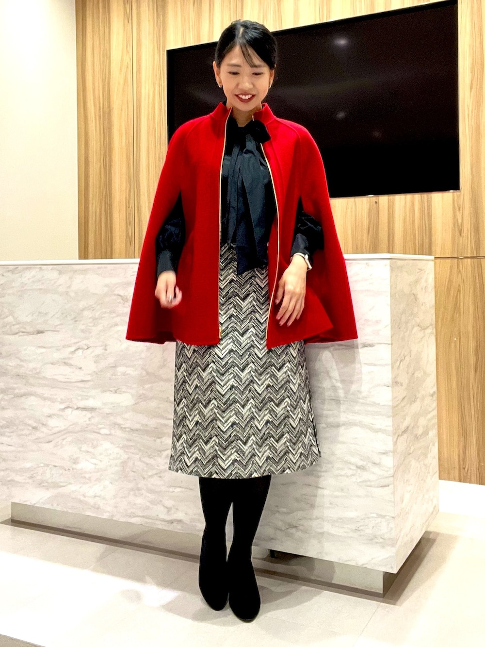 「ブラック、京都、ポンチョ、お出かけコーデ、大人コーデ、ケープコート、アナイ(ANAYI)、骨格ウェーブ」｜「ANAYIのシャルムビーバーミドルケープコート（ポンチョ、レッド系）」を使った、yasuda.eさん（レディース・162cm）の秋コーディネートの5枚目の写真