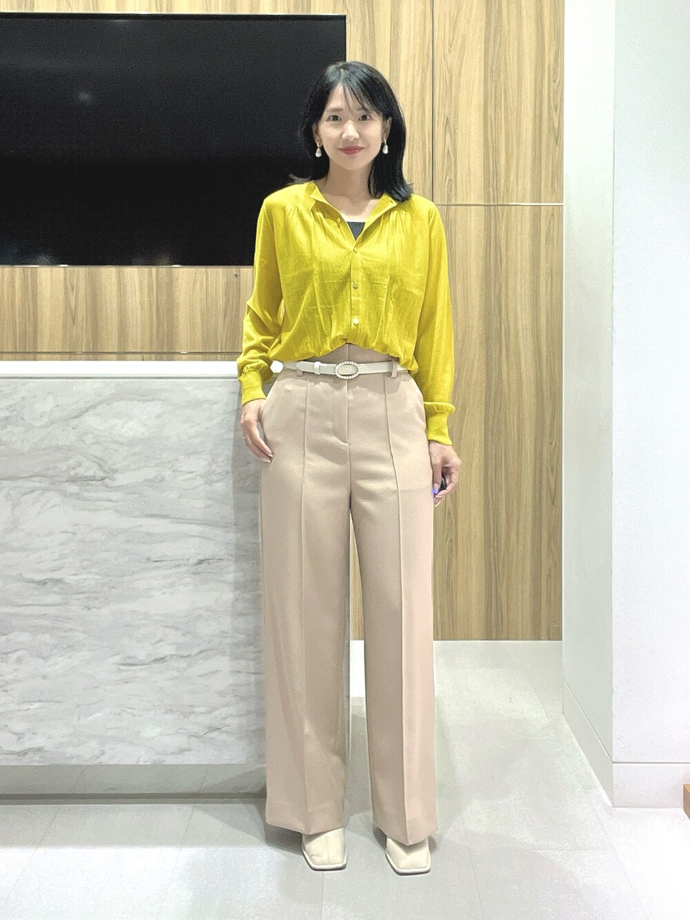 「秋服、ラクチンコーデ、高身長女子、アナイ(ANAYI)、ワイドパンツ、ベージュ、マスタードイエロー、30代コーデ、カーディガン」｜「ANAYIのエキストラメリノギャザークルー カーディガン（カーディガン/ボレロ、イエロー系）」を使った、yasuda.eさん（レディース・162cm）の秋コーディネートの3枚目の写真