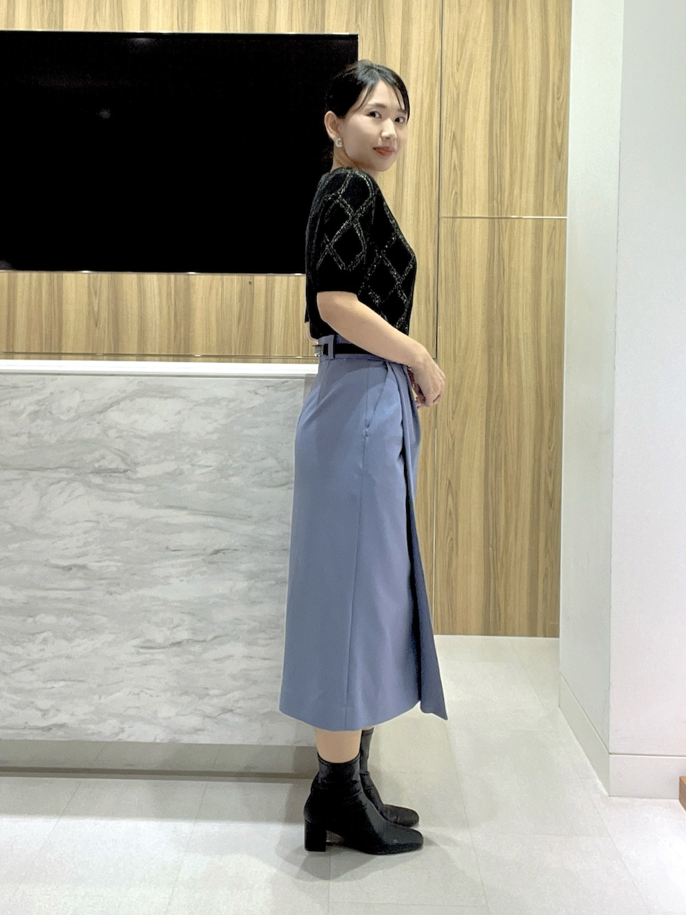 「カーディガン、タイトスカート、ブラック、ウール、裏起毛、アンサンブル、アーガイル柄、30代コーデ、アナイ(ANAYI)、骨格ウェーブ」｜「ANAYIのラメアーガイルプルオーバー（ニット/セーター、ブラック系）」を使った、yasuda.eさん（レディース・162cm）の冬コーディネートの5枚目の写真