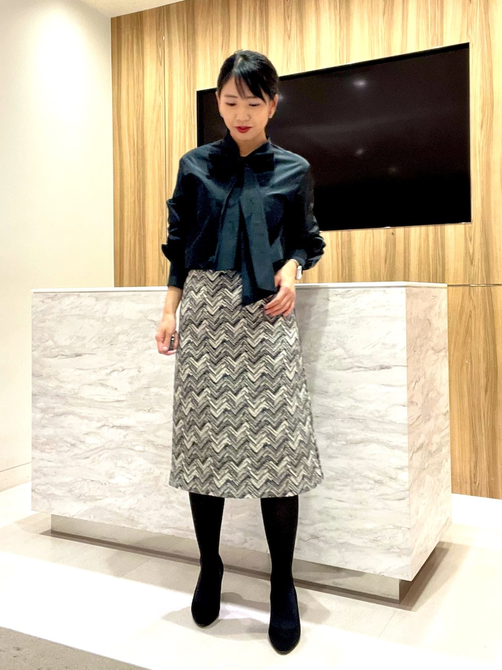 「ブラック、京都、ポンチョ、お出かけコーデ、大人コーデ、ケープコート、アナイ(ANAYI)、骨格ウェーブ」｜「ANAYIのシャルムビーバーミドルケープコート（ポンチョ、レッド系）」を使った、yasuda.eさん（レディース・162cm）の秋コーディネートの7枚目の写真