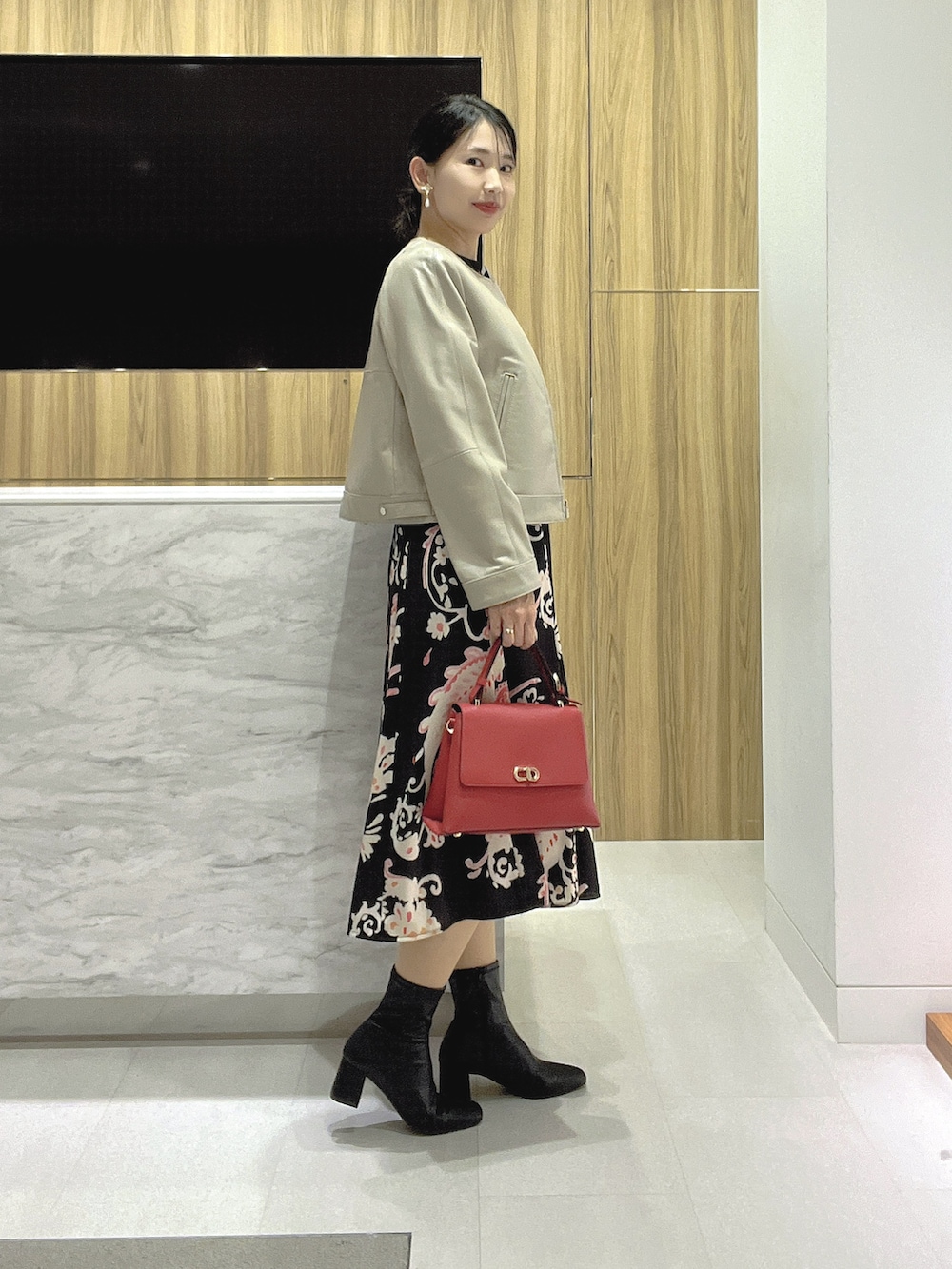 「アナイ(ANAYI)、デートコーデ、30代コーデ、ワンピース、秋冬コーデ、高身長コーデ、お出かけコーデ、骨格ウェーブ、フェミニン、柄ワンピース、レザー、上品」｜「ANAYIのアラベスクプリントワンピース（ワンピース、ブラック系）」を使った、yasuda.eさん（レディース・162cm）の秋コーディネートの2枚目の写真