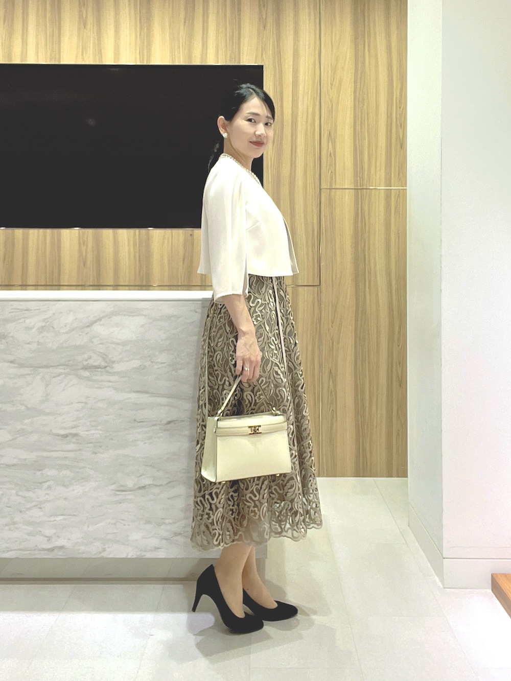 「きれいめコーデ、ワンピース、高身長女子、アナイ(ANAYI)、上品ワンピース、上品、お出かけコーデ、お食事会、30代コーデ、ホテルランチ」｜「ANAYIのリーフエンブロイダリーフレア ワンピース（ワンピース、ベージュ系）」を使った、yasuda.eさん（レディース・162cm）の冬コーディネートの2枚目の写真