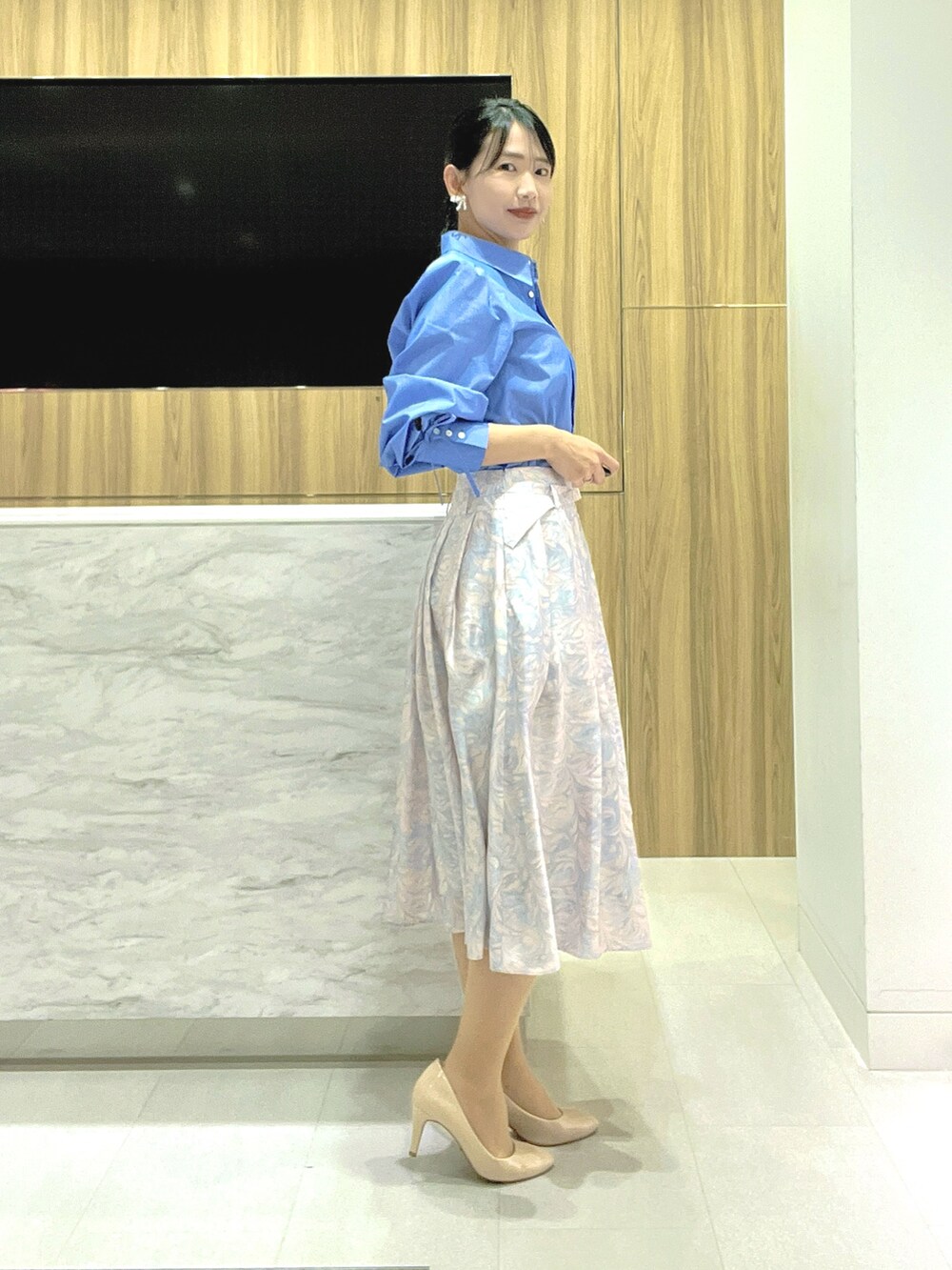 「アナイ(ANAYI)、30代コーデ、30代ファッション、シャツスタイル、シャツ、フェミニン、フレアスカート、シルク、骨格ウェーブ、春コーデ、春」｜「ANAYIのコットンブロードリボンカフス ブラウス（シャツ/ブラウス、ブルー系）」を使った、yasuda.eさん（レディース・162cm）の春コーディネートの2枚目の写真
