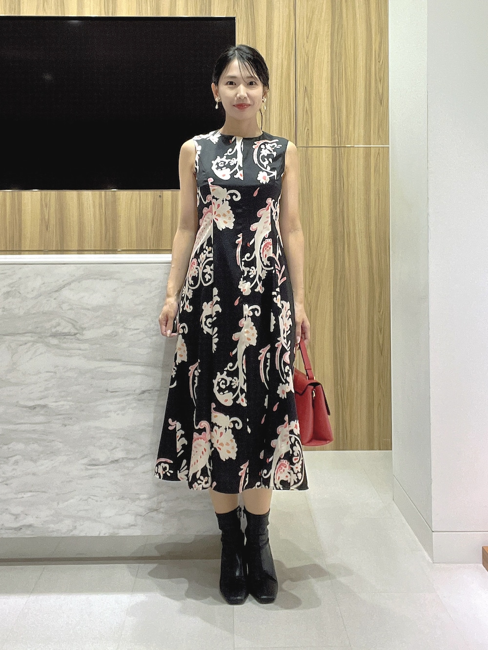 「アナイ(ANAYI)、デートコーデ、30代コーデ、ワンピース、秋冬コーデ、高身長コーデ、お出かけコーデ、骨格ウェーブ、フェミニン、柄ワンピース、レザー、上品」｜「ANAYIのアラベスクプリントワンピース（ワンピース、ブラック系）」を使った、yasuda.eさん（レディース・162cm）の秋コーディネートの5枚目の写真