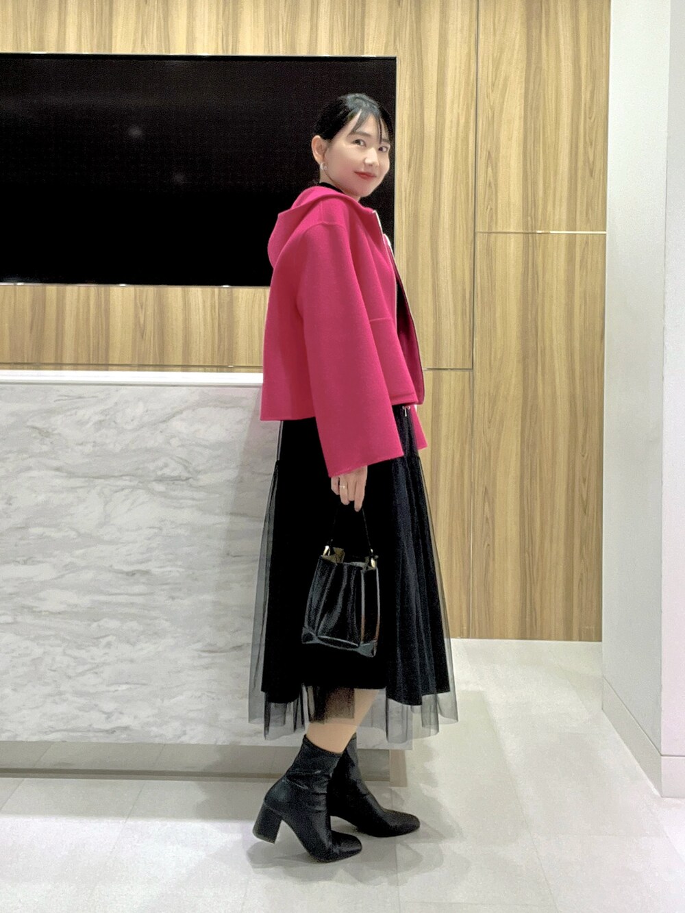 「お出かけコーデ、コート、チュールワンピ、ニットワンピース、お出かけスタイル、アナイ(ANAYI)、30代コーデ、骨格ウェーブ、デートコーデ、高身長コーデ、秋冬」｜「ANAYIのチュールドッキング ワンピース（ワンピース、ブラック系）」を使った、yasuda.eさん（レディース・162cm）の秋コーディネートの2枚目の写真