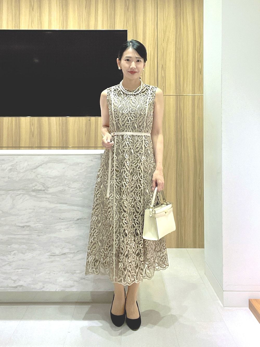 「きれいめコーデ、ワンピース、高身長女子、アナイ(ANAYI)、上品ワンピース、上品、お出かけコーデ、お食事会、30代コーデ、ホテルランチ」｜「ANAYIのリーフエンブロイダリーフレア ワンピース（ワンピース、ベージュ系）」を使った、yasuda.eさん（レディース・162cm）の冬コーディネートの3枚目の写真