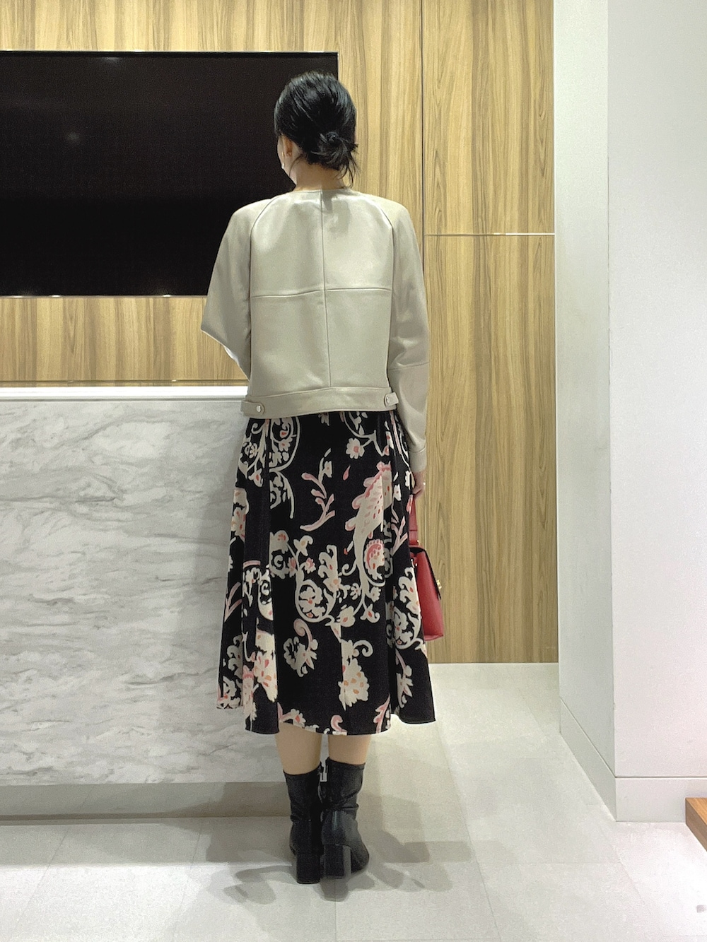「アナイ(ANAYI)、デートコーデ、30代コーデ、ワンピース、秋冬コーデ、高身長コーデ、お出かけコーデ、骨格ウェーブ、フェミニン、柄ワンピース、レザー、上品」｜「ANAYIのアラベスクプリントワンピース（ワンピース、ブラック系）」を使った、yasuda.eさん（レディース・162cm）の秋コーディネートの3枚目の写真