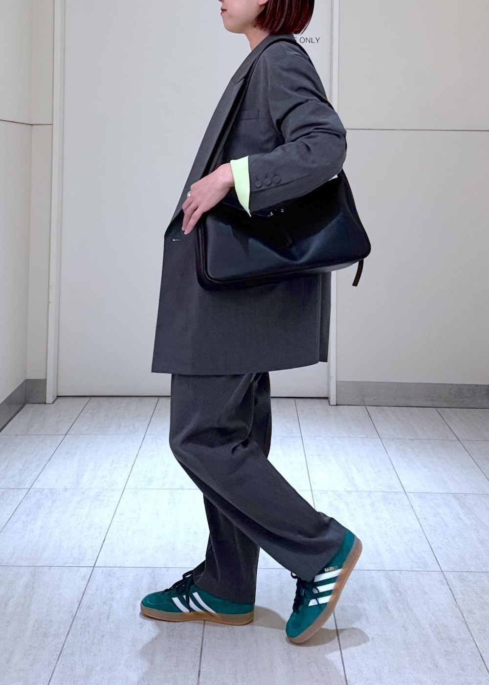 「ジャケット、25ss、25ss春の新作、ウォッシャブル、セレモニー、ママ、ママコーデ、adidas、アディダス、gazelle、ガゼル、スニーカー、ニット/セーター、初春コーデ、春コーデ」|「adidasの【adidas(アディダス)】GAZELLE INDOOR(スニーカー、グリーン系)」を使った、KUBOTAさん(レディース・159cm)の冬コーディネートの4枚目の写真