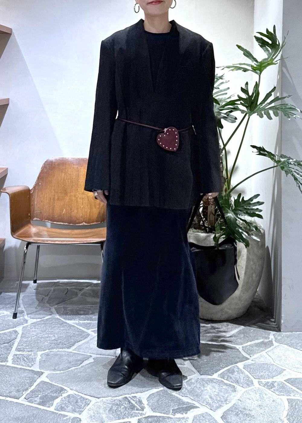 グレー系のシャツ/ブラウス、ブラック系のショルダーバッグ、ブルー系のワンピースを着用したレディースの冬コーディネートの2枚目の写真