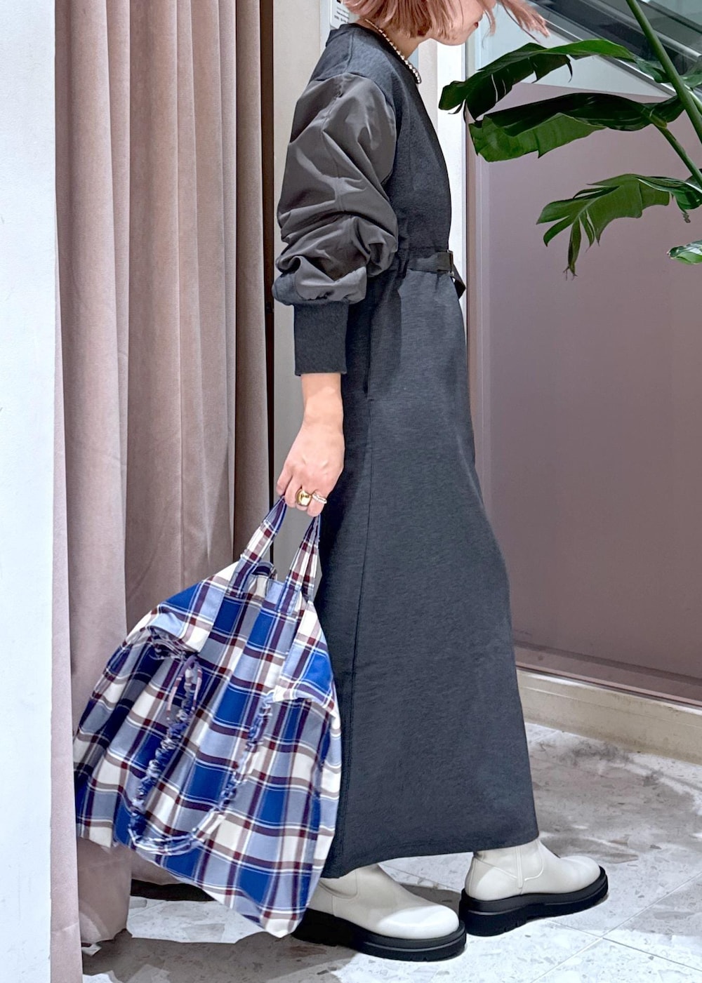 ホワイト系のブーツ、ブルー系のトートバッグ、グレー系のワンピースを着用したレディースの秋コーディネートの10枚目の写真