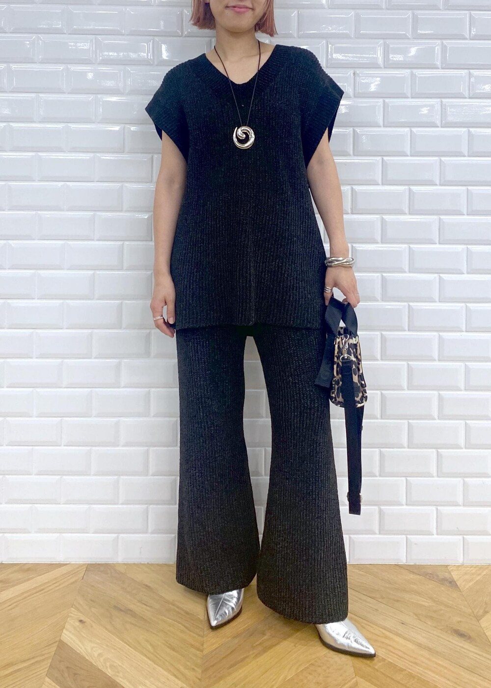 「GANNI、別注、Ben Amun、ベンアムン、24SS、24SS夏の新作、ママ、ママコーデ、ガニー、ブラック、プルオーバー、パンツ、十分丈、フレアパンツ、シルバー」｜「ADAM ET ROPE'の【洗える】ミックスモールヤーンニットパンツ（その他パンツ、ブラック系）」を使った、KUBOTAさん（レディース・159cm）の夏コーディネートの2枚目の写真