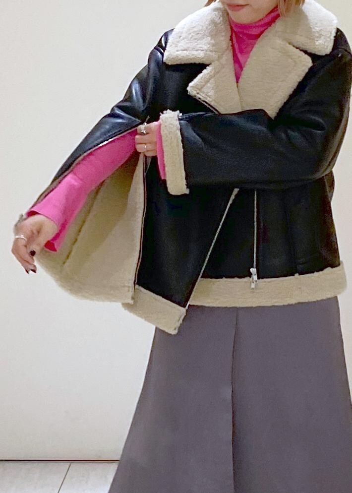 「JANE SMITH、ジェーンスミス、コインケース、ムートンコート、ロングブーツ、ママコーデ、休日スタイル、お出かけコーデ、ピンク、ボア、グレー、タートルネック、スリット、スカート、ニット」|「ADAM ET ROPE'のナロースクエアフラットロングブーツ(ブーツ、ブラック系)」を使った、KUBOTAさん(レディース・159cm)の秋コーディネートの6枚目の写真