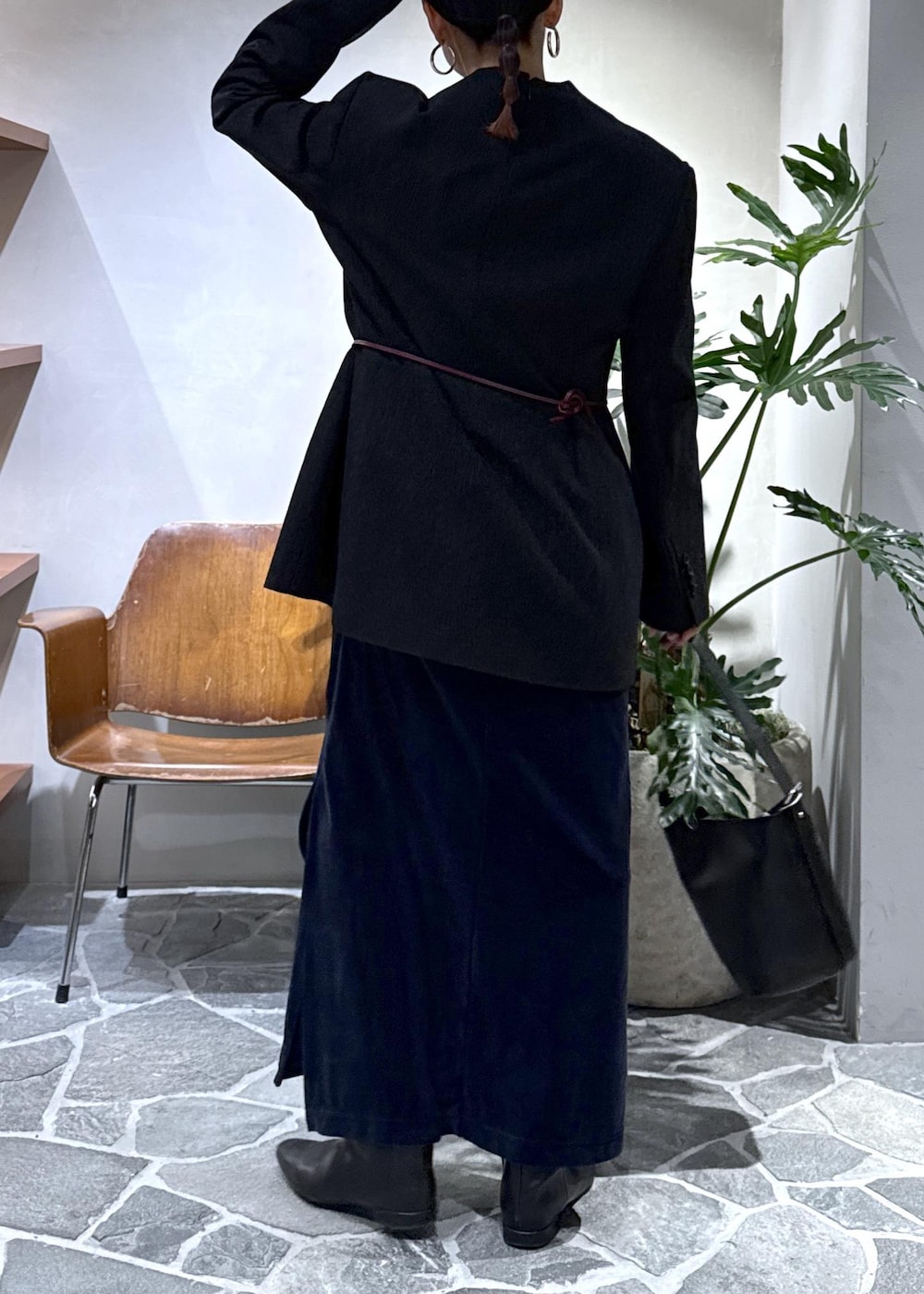 グレー系のシャツ/ブラウス、ブラック系のショルダーバッグ、ブルー系のワンピースを着用したレディースの冬コーディネートの9枚目の写真