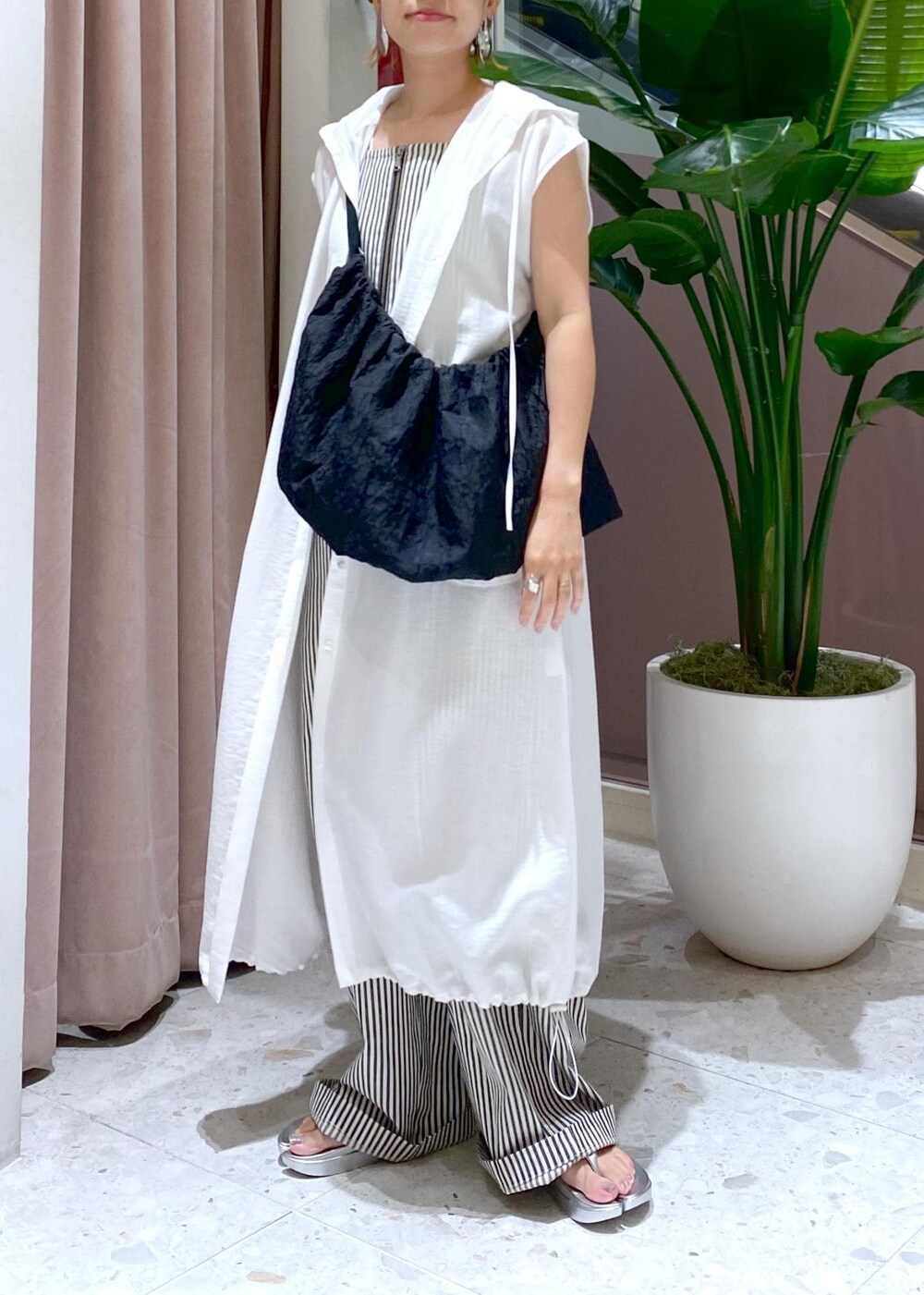 「YOLO、YOLO for ADAM ET ROPÉ、ヨロ、ベンアムン、ペイス、Ben Amun、24SS、24SS夏の新作、イヤリング、ママ、ママコーデ、オールインワン、セールアイテム、セール、SALE」｜「ADAM ET ROPE'の《環境配慮》フロントジップサロペット（サロペット/オーバーオール、グレー系）」を使った、KUBOTAさん（レディース・159cm）の夏コーディネートの5枚目の写真